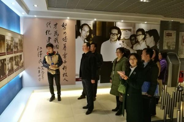 学校举行校园开放日迎接考生家长参观体验